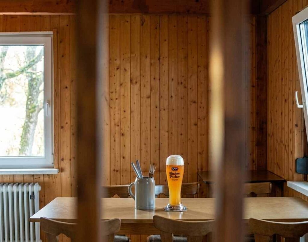 biergarten innenraum tisch mit bier